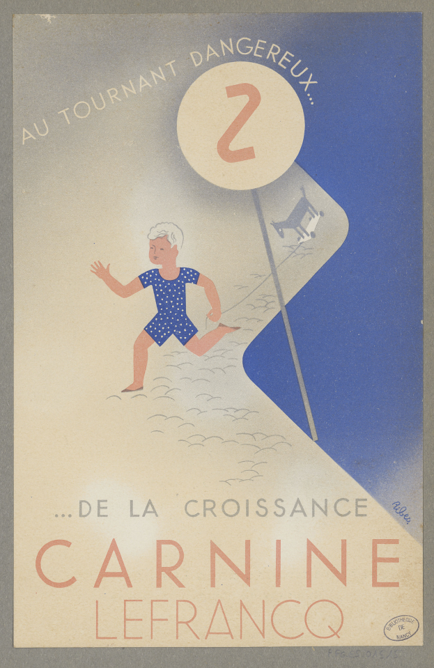 Eine Person in einem leuchtend gelben Kleid lächelt freudig in der Mitte eines Karnevalplakats, umgeben von der fettgedruckten Schrift 'Karneval'.