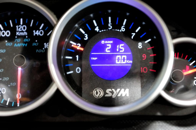 Tacho mit Nadel auf 80 km/h