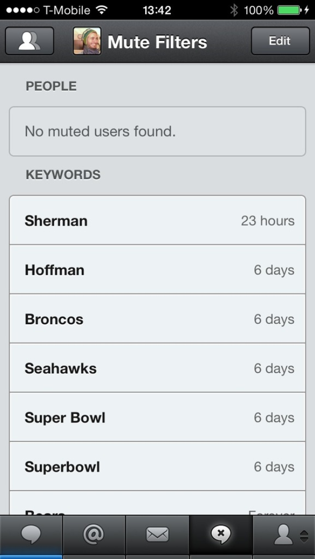 Ein Mobilbildschirm mit einem WiFi-Symbol, einem vollen Akku-Symbol und Logos unten.