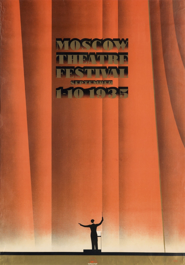 Plakat für das Moskauer Theaterfestival 1935 mit einer Person vor einem Vorhang und Textinformationen