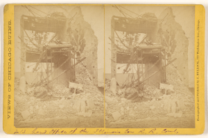 Ein Schwarz-Weiß-Foto eines abgerissenen Gebäudes mit zerbrochenen Fenstern, Schutt, einer Collage aus zwei Bildern und darüberliegendem Text.