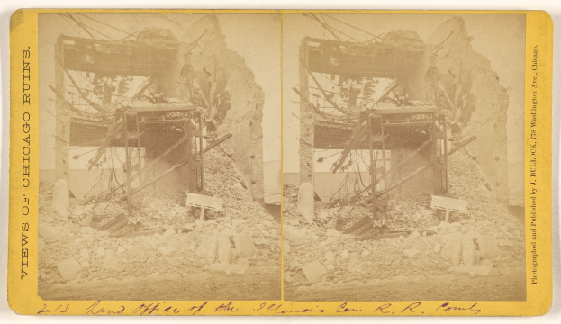 Ein Schwarz-Weiß-Foto eines abgerissenen Gebäudes mit zerbrochenen Fenstern, Schutt, einer Collage aus zwei Bildern und darüberliegendem Text.