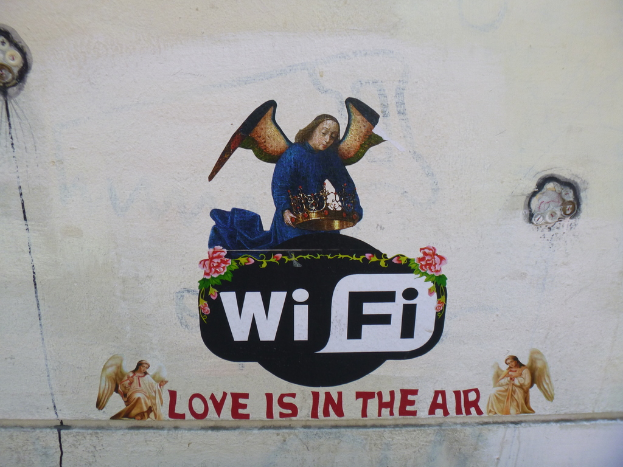 Eine Wand mit einem Bild von Menschen, Blumen und Text.