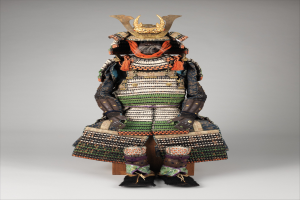 Ein japanischer Samurai in voller, kunstvoll verzierter Rüstung mit einem gezierten Helm