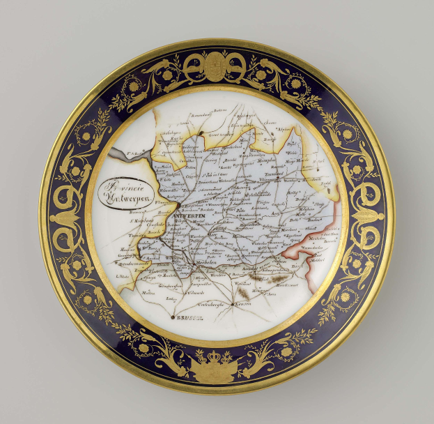 Ein dekorativer Teller mit einer detaillierten Deutschlandkarte, verziert mit feinen Designs und Text, auf einem weißen Hintergrund.