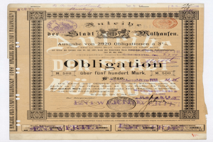 Ein altes deutsches Aktienzertifikat mit weißem Hintergrund, das Text und Stempel enthält, die darauf hinweisen, dass es eine Verpflichtung ist.