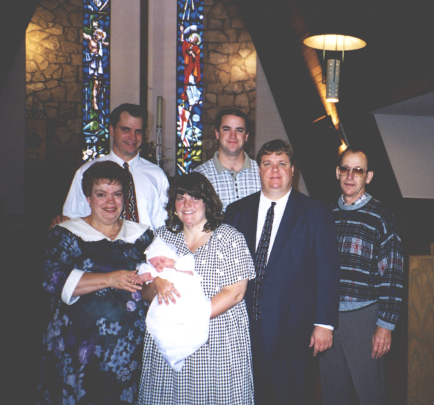 Eine Frau mit einem Baby auf einem hellen Hintergrund.