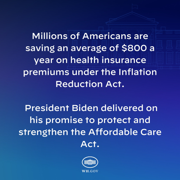 Ein blauer Hintergrund mit weißer Schrift, die besagt "Millionen von Amerikanern sparen durchschnittlich 800 Dollar im Jahr an Gesundheitsversicherungsprämien unter dem Inflation Reduction Act" und ein Logo.