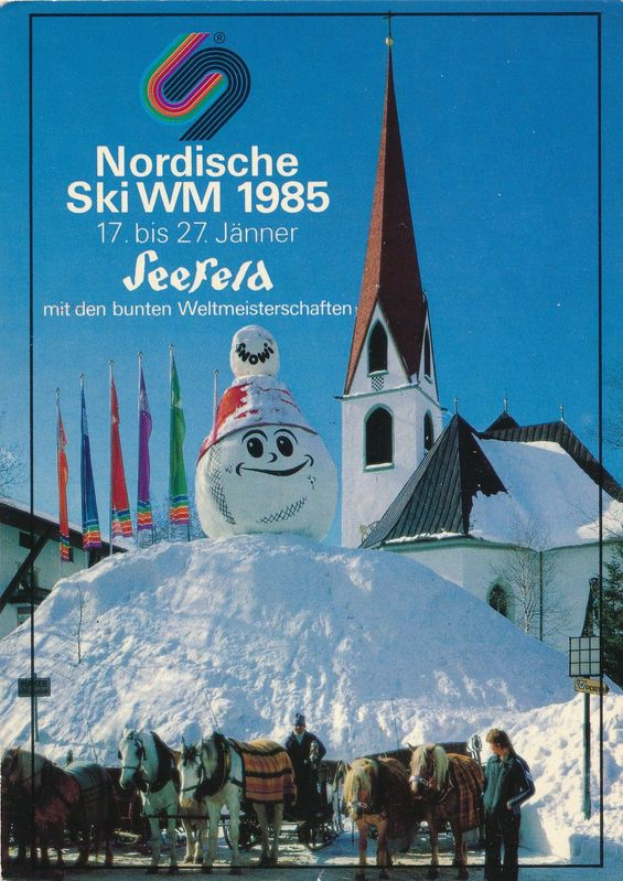Ein Plakat der Nordischen Ski-Weltmeisterschaften 1985 in Seefeld, Schweiz, das eine schneebedeckte Landschaft mit Menschen, Pferden, Stöcken, Fahnen, Gebäuden, Bäumen und Himmel im Hintergrund sowie Text über das Ereignis zeigt.