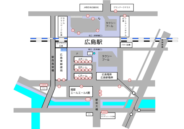 Eine detaillierte Stadtkarte mit einem weißen Hintergrund, die den Standort eines Bahnhofs, Straßen, Gebäude und Sehenswürdigkeiten zeigt, mit fettgedrucktem, lesbaren Text.