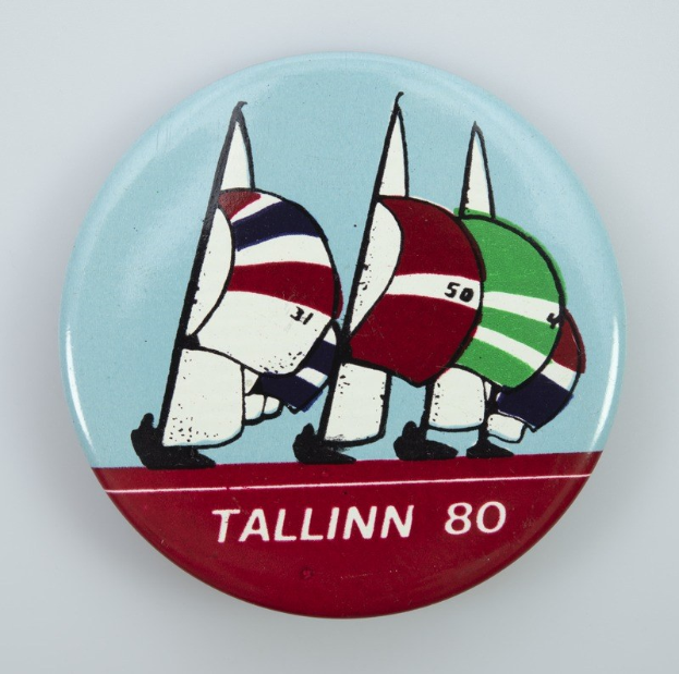 Der lettische EU-Abgeordnete Kols überreichte Kaja Kallas ein Aufkleber mit einem "Baltic Chihuahua" vor dem Hintergrund der Flaggen der baltischen Länder