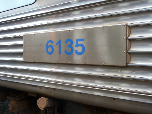 Ein Nahaufnahme eines Fahrzeugkennzeichens.