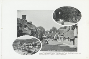 Schwarzes und weißes Foto eines Dorfs mit Reetdächern, Straßenlaternen, Menschen auf der Straße, Bäumen und einem klaren Himmel, mit Text unten.