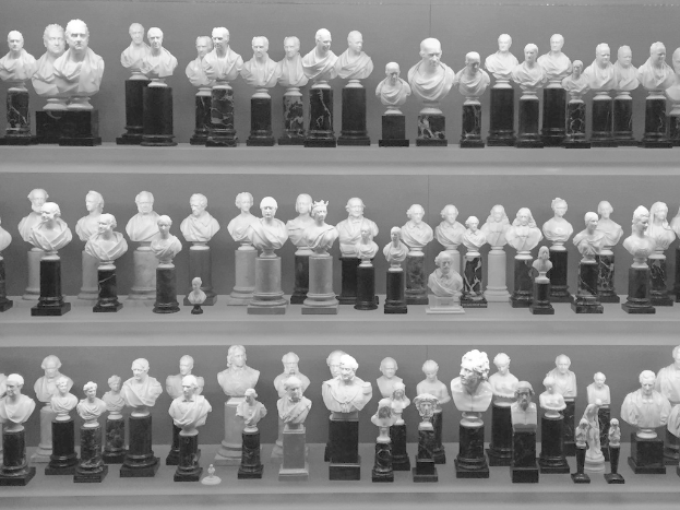 Ein Regal mit mehreren Figuren.