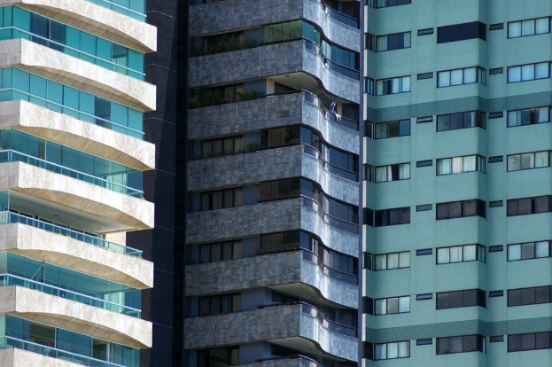 Es sind mehrere Gebäude verschiedener Höhen und Designs in einer städtischen Umgebung zu sehen.