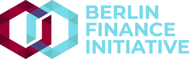 Das Logo der Berlin Finance Initiative zeigt einen blauen Kreis mit weißer Umrandung und einem weißen 'B' in der Mitte, umgeben von einem weißen Ring mit blau-weißem Karomuster, alles vor einem weißen Hintergrund mit den schwarzen, fetten Buchstaben 'Berlin Finance Initiative'.