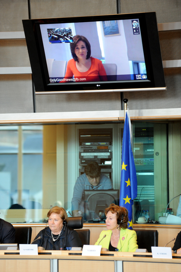 Oberes Bild: Ein Nachrichtensender mit einem Nachrichtensprecher und einem Laufband. Unteres Bild: Eine Gruppe von Menschen, die auf Stühlen sitzen, wobei eine Person im Hintergrund steht.