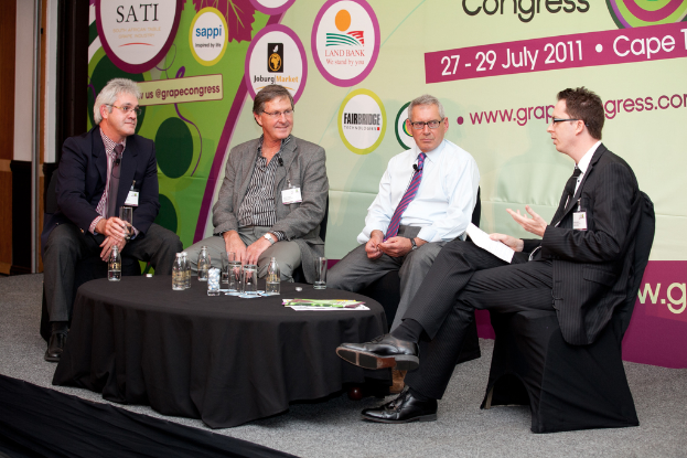 Vier Personen sitzen auf St"uhlen und unterhalten sich.