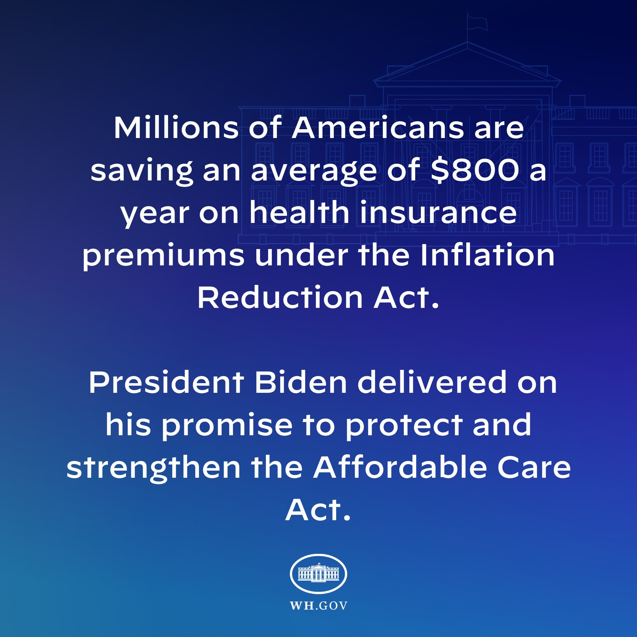 Blauer Hintergrund mit weißer Schrift, die besagt: "Millionen von Amerikanern sparen durchschnittlich 800 USD im Jahr bei den Krankenversicherungsprämien thanks to the Inflation Reduction Act" in der Mitte, mit einem Logo darunter.