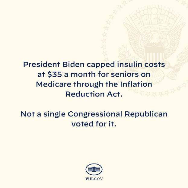 Plakat mit dem Text "Präsident Biden beschränkte die Insulin-Kosten auf 35 Dollar pro Monat für Senioren mit Medicare dank des Inflation Reduction Act" und einem Logo.