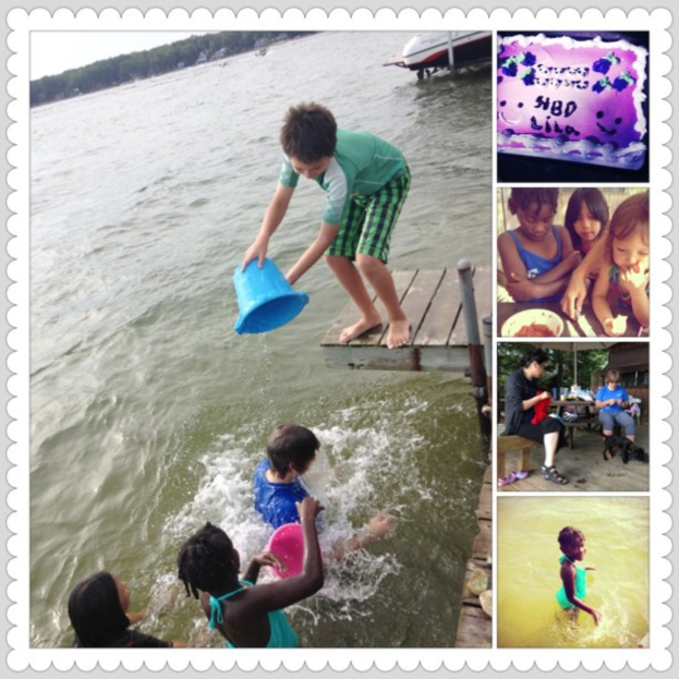 Ein Collage mit fünf Bildern: Ein Junge, der Wasser auf einen anderen wirft, mit drei Kindern im Hintergrund, ein Kuchen, drei Kinder vor einem Tisch mit einer Schüssel, zwei Personen, die arbeiten, und ein Mädchen, das schwimmt.