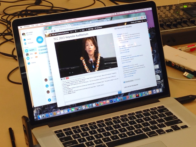 Ein unordentlicher Tisch mit mehreren Kernen, ein Laptop, ein Stift und einige andere Gegenstände.