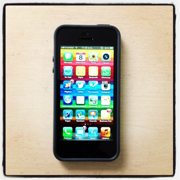 Ein Mobiltelefon liegt in der Mitte des Bildes auf dem Boden.