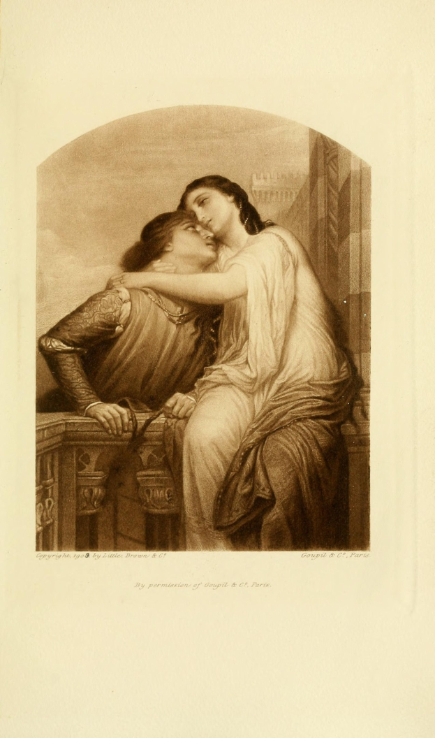 Ein Mann und eine Frau sitzen auf einer Bank, umarmen und küssen sich zärtlich, mit Text unten auf dem Bild.