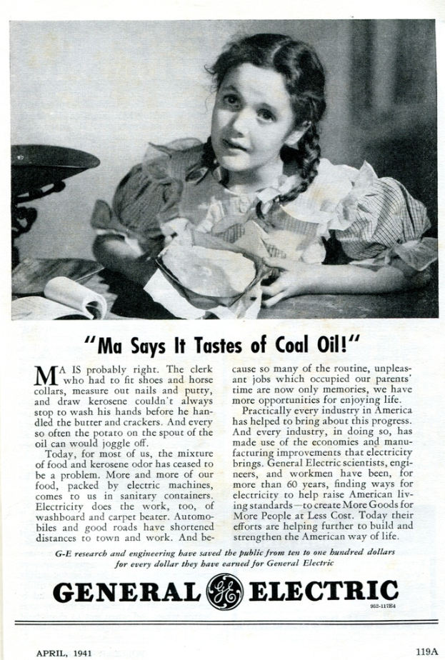 Ein Mädchen sitzt neben einem Tisch mit einem Buch, Papiertüchern und einer offenen Seite mit einem englischen Text.