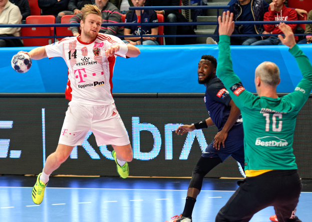 Eine Gruppe von Männern spielt Handball auf einem Platz, mit einem Ball in der Mitte der Aktion und Zuschauern im Hintergrund bei der Futsal-Weltmeisterschaft 2019, als Bayern München gegen Paris Saint-Germain spielt.