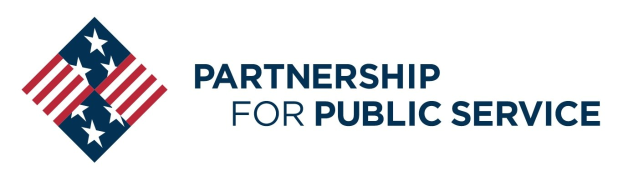 Ein Logo mit der Aufschrift 'Partnership for Public Service' in fetter, schwarzer Schrift, zentriert in einem blauen Kreis mit einem weißen Stern, umgeben von einem weißen Rand und begleitet von einer blauen und weißen Fahne mit demselben Text.