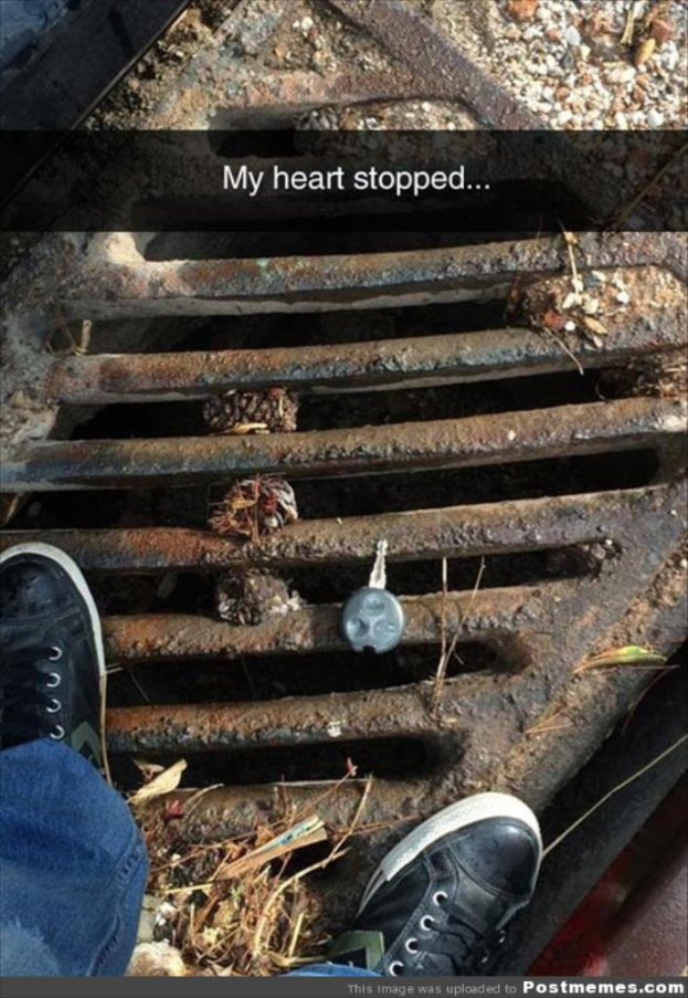 Eine Person steht auf einer Gullyabdeckung mit einem Schlüssel darauf, und der Text 'Mein Herz blieb stehen' ist auf dem Bild geschrieben.