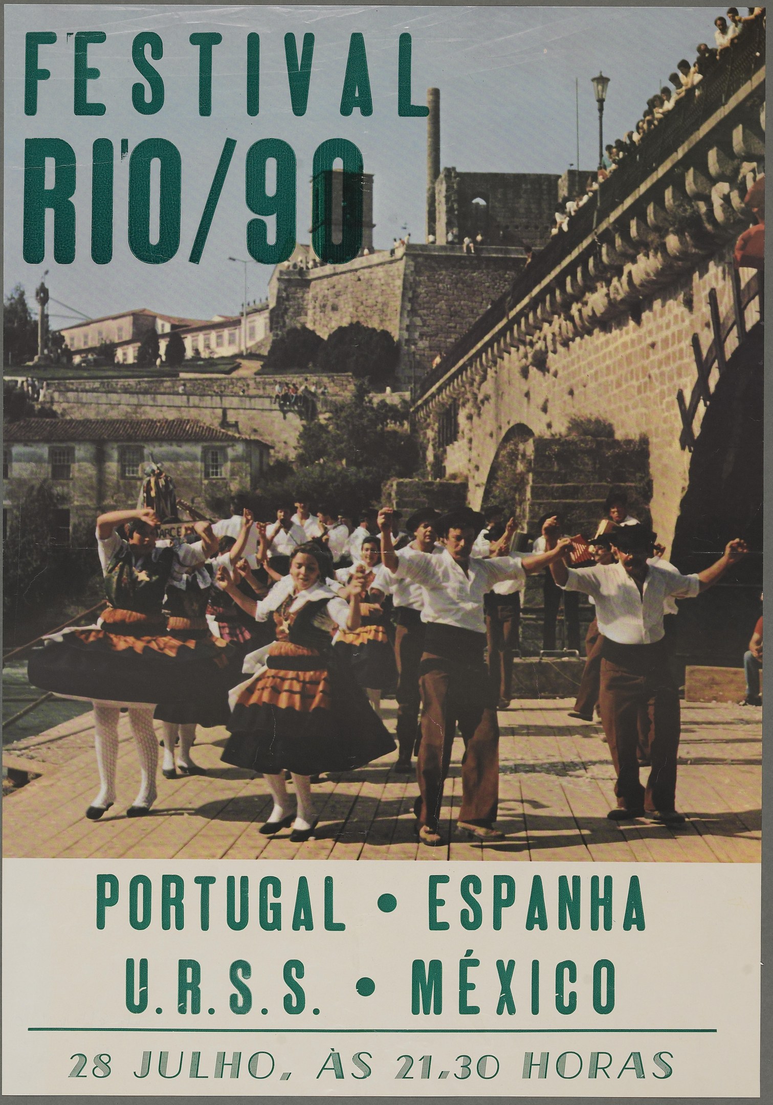 Festival Rio/90-Plakat mit einer Gruppe tanzender Menschen im Vordergrund und Geb├Ąuden, B├Ąumen und einem klaren blauen Himmel im Hintergrund sowie Text unten.