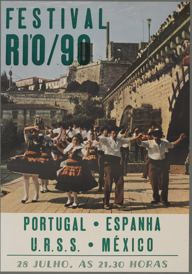 Festival Rio/90-Plakat mit einer Gruppe tanzender Menschen im Vordergrund und Geb├Ąuden, B├Ąumen und einem klaren blauen Himmel im Hintergrund sowie Text unten.