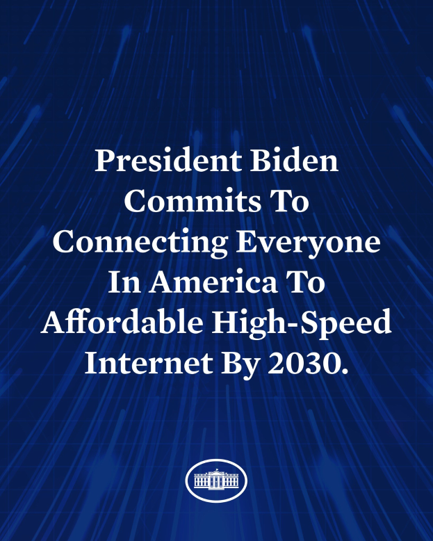 Blauer Hintergrund mit zentrierter weißer Schrift, die "Präsident Biden setzt sich dafür ein, bis 2030 jeden Amerikaner mit erschwinglichem High-Speed-Internet zu verbinden".