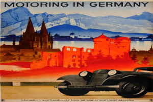 Ein Plakat, das ein Motorrad in Deutschland bewirbt und ein Auto im Vordergrund zeigt, mit Gebäuden, Wasser und Bergen im Hintergrund sowie Text.