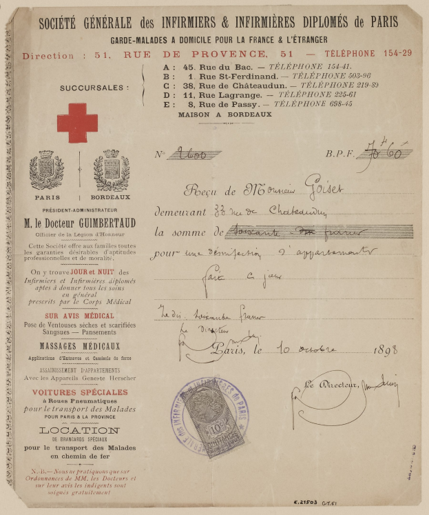 Altes medizinisches Dokument mit rotem Kreuzsymbol, Stempeln und Text, wahrscheinlich eine medizinische Aufzeichnung einer humanitären Organisation.