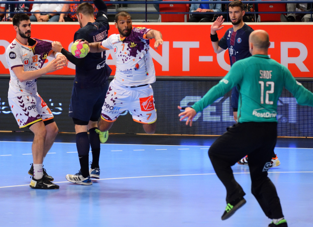 Männer beim Handballspielen auf einem Feld mit einem Ball im Spiel, Zuschauer im Hintergrund während der Futsal-Weltmeisterschaft 2019.