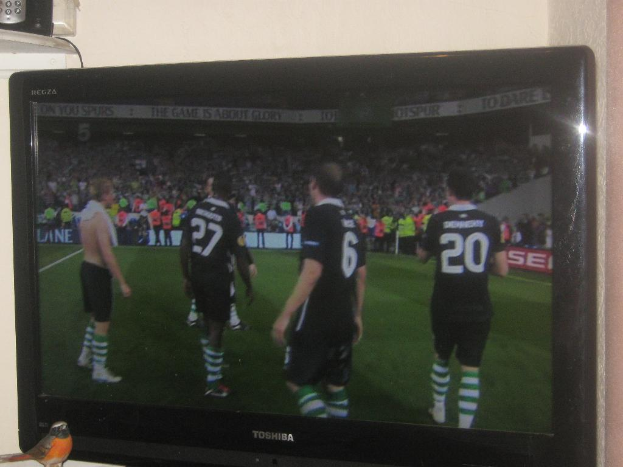 Mehrere Fernseher an einer Wand montiert.