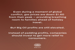 Ein brauner Hintergrund mit einer Aussage, dass die Gaspreise um $1.60 von ihrem Höchststand gesunken sind und Familien vor den Feiertagen Erleichterung bringen, während ein globaler Konflikt herrscht.