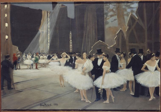 Ein Bild mit dem Titel 'Tanz an der Oper' von Jean Beraud aus dem Jahr 1889, das eine Gruppe von Tänzern in weißen Tutus und Hüten auf einer Bühne zeigt, die von Lichtern beleuchtet wird und von einem Photo Rahmen umgeben ist.