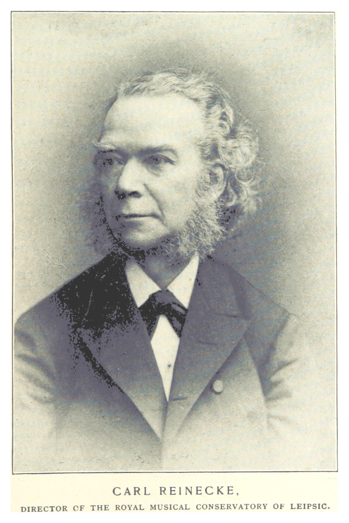 Schwarä-weißes Porträt von Carl Reinecke, Direktor der Königlichen Musikalischen Hochschule Leipzig, in einem Anzug mit Text unten.