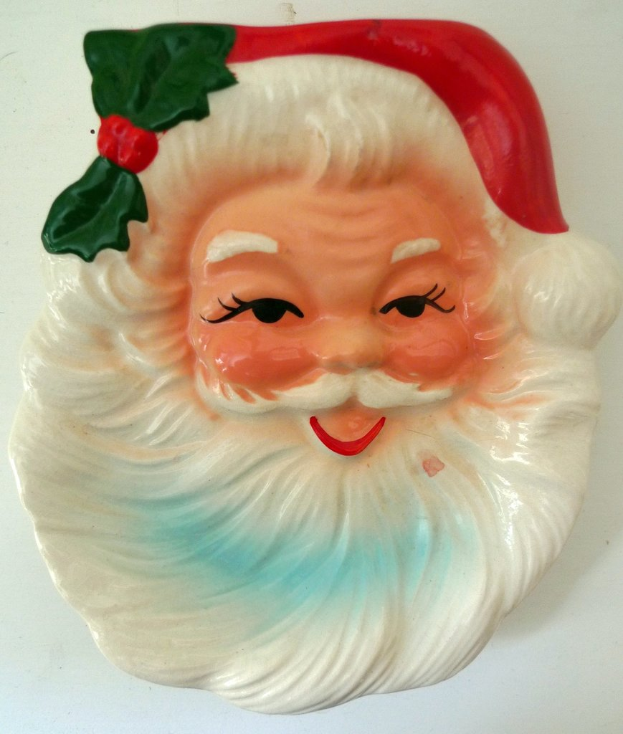 Ein Santa-Claus-Kopf auf einer weißen Oberfläche.