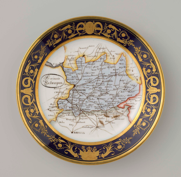 Eine weiße Platte mit einer detaillierten Deutschlandkarte, verziert mit kunstvollen Designs und Texten.