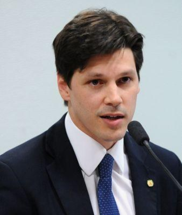 Ein Mann im Anzug und Krawatte spricht in ein Mikrofon und scheint auf die Genehmigung eines Gesetzes durch die Regierung zu reagieren, das den Internetgebrauch verbietet.