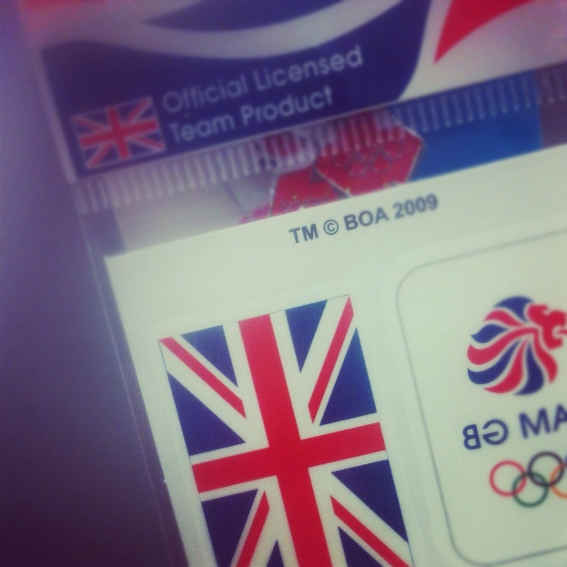 Nahaufnahme eines Personalausweises mit der amerikanischen Flagge und dem Text "Critical Licence" auf der Vorderseite.