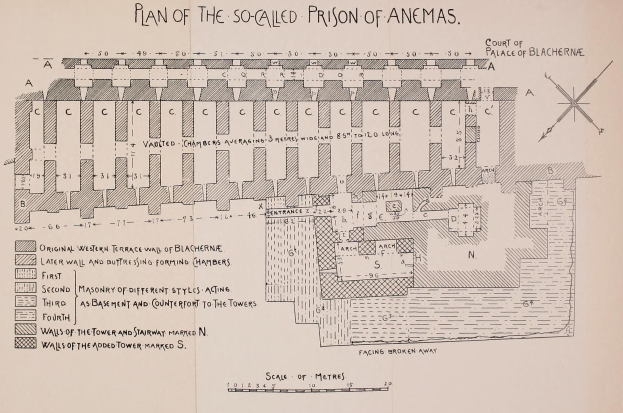 Ausführlicher architektonischer Plan des Anemas-Gefängnisses, der Räume, Korridore, Fenster und Türen auf Papier mit erklärendem Text zeigt.