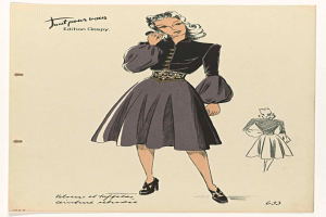 Eine Frau in einem schwarzen und weißen Kleid aus den 1940er Jahren mit hohem Kragen und langen Ärmeln, deren Haar in einem klassischen 1940er-Jahre-Stil frisiert ist, steht mit gefalteten Händen da und schaut zur Seite, während sie leicht lächelt, vor einem hellblauen Hintergrund mit dem Text 'Vogue 633' in fetter schwarzer Schrift darunter.