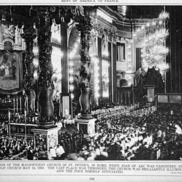 Schwarzes und weißes Foto einer großen Menschenmenge in einer Kirche mit Säulen, Lampen und einem gerahmten Foto an der Wand, beschriftet mit "St. Peter's Messe, 16. Mai 1920".