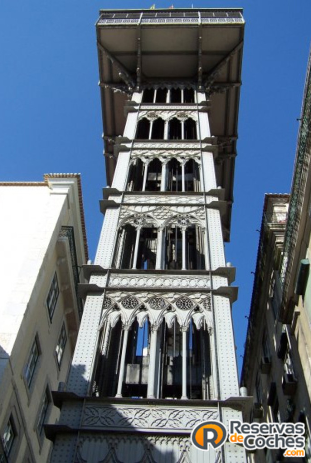 Eine dichte Stadtlandschaft mit zahlreichen Geb├Ąuden und einem sichtbaren Wasserzeichen unten.